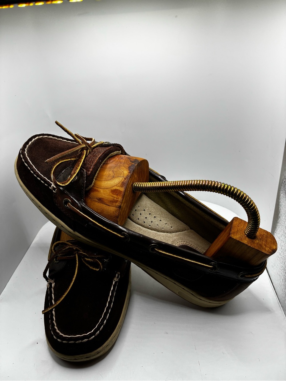 SPERRY TOP SIDER WOMANS BOAT SHOE/ BROWN 9.5 / LEATHER AND PATENT LEATHER
TIE